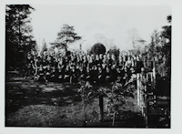 四月六日埋骨式後墓前に於ける臨場者一同の記念撮影