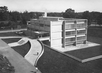 写真（独立した図書館の建物1960年）